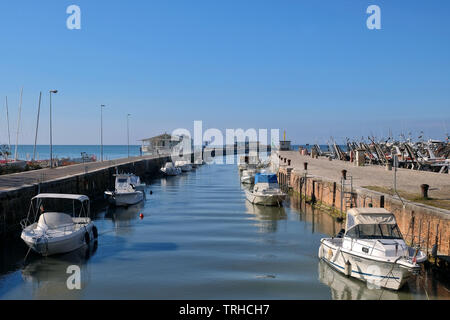 Canal se jette dans la mer Adriatique, dans la ville côtière de Fano, région des Marches, en Italie. Banque D'Images