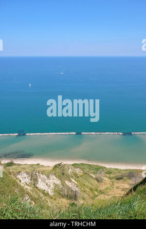 Vue panoramique depuis le village Fiorenzuola di Focara à la mer Adriatique dans le Parc Naturel de Monte San Bartolo dans la province des Marches, Italie. Banque D'Images