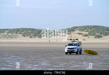 Les sauveteurs RNLI sur Camber Sands Beach, UK Banque D'Images