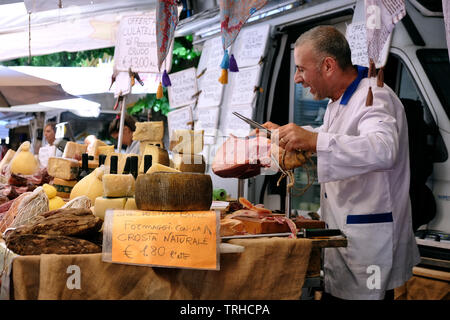 Les marchands de viande et de fromage au marché le samedi dans la ville côtière de Fano, région des Marches, en Italie. Banque D'Images