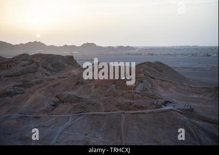 Dans les tours du silence près de Yazd, en Iran, des cercles funéraires zoroastriens laissent des corps exposés à des oiseaux charnonneurs. Banque D'Images