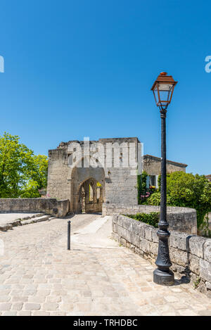 Saint-Emilion (Gironde, France), ruines du château médiéval dans le village Banque D'Images