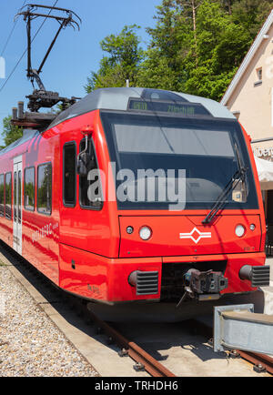 Zurich, Suisse - le 5 juin 2019 : la locomotive d'un train de la ligne de chemin de fer de l'Uetliberg debout à la gare sur le sommet du Mt. Uetliberg. L'U Banque D'Images