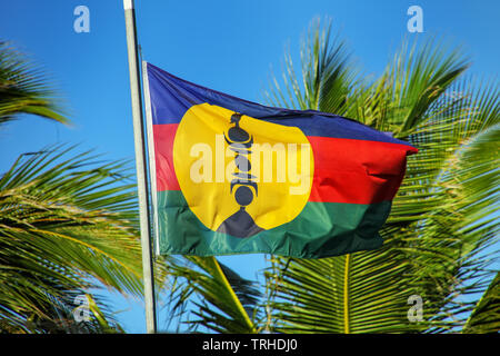 Drapeau Kanak du mouvement d'indépendance à Ouvea Memorial de Wadrilla, Îles Loyauté, Nouvelle-Calédonie. Banque D'Images