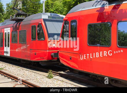 Zurich, Suisse - le 5 juin 2019 : deux locomotives d'un train de la ligne de chemin de fer de l'Uetliberg debout à la gare sur le sommet du Mt. Uetliberg, principales Banque D'Images