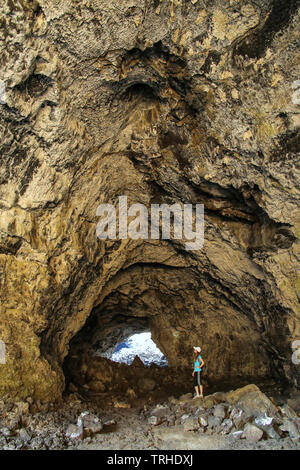 Grotte du Tunnel indiennes en cratères de la Lune National Monument, Colorado, USA. Le monument représente l'un des mieux préservés dans le basalte c Banque D'Images