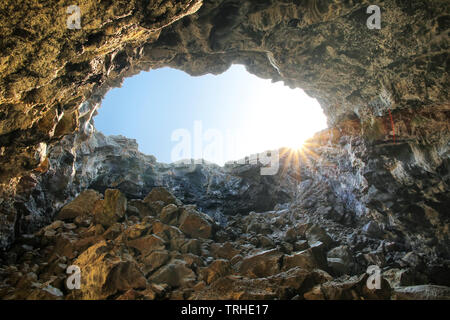 Ouverture dans le plafond de la grotte Tunnel indiennes en cratères de la Lune National Monument, Colorado, USA. Banque D'Images