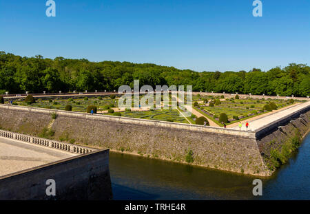 Jardin de Diane de Poitiers, Château de Chenonceau enjambant la rivière du Cher, Loire, Indre et Loire, Center-Val de Loire, France Banque D'Images