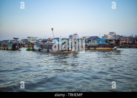 Can Tho, Vietnam - 27 mars 2019 : Marché flottant dans le Delta du Mékong. Les bateaux de commerce/le fleuve Mékong en croisière. Banque D'Images