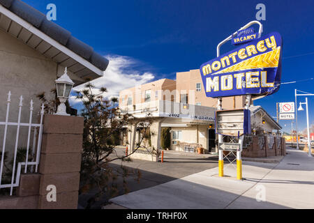Albuquerque, Nouveau Mexique - 1 Février 2019 : coloré bleu et jaune signe de la Monterey Motel sur l'historique Route 66. Montrant signe et motel dans l'évaluation environnementale Banque D'Images