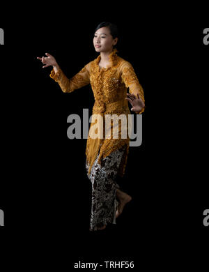 Fille indonésien javanais de la scène Dance portant un costume traditionnel Banque D'Images