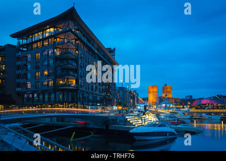 Architecture d'Oslo, vue de nuit sur les bâtiments modernes du front de mer dans le quartier du port (Aker Brygge) dans le centre d'Oslo, Norvège. Banque D'Images