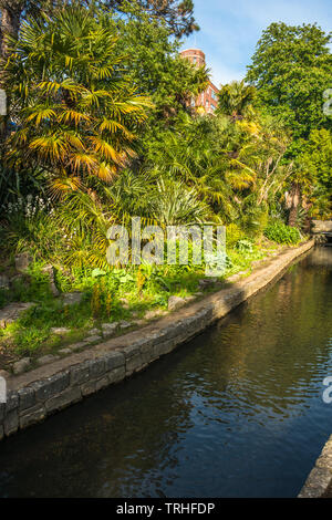 Les jardins bas menant à la plage de Bournemouth, dans le Dorset, Angleterre, Royaume-Uni. Banque D'Images