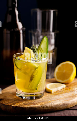 Cocktail d'été frais biologique faite avec de la bière artisanale ou gingembre thé Kombucha au concombre et citron sur fond de bois.verre sur la table de bar Banque D'Images