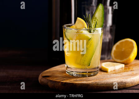 Cocktail d'été fraîche faite avec de la bière artisanale de gingembre thé Kombucha ou au concombre et citron sur fond de bois.verre sur la table bar copy space Banque D'Images