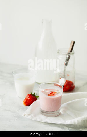 Smoothie aux framboises fraîches bio faits maison avec le kéfir fermenté(yaourt, ayran, lassi, produit lacté) de suivre un régime petit déjeuner en verre sur fond blanc Banque D'Images
