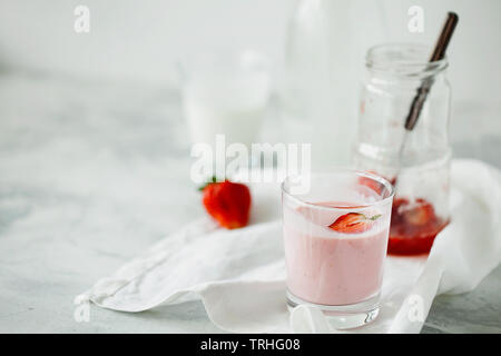 Smoothie aux framboises fraîches faites maison avec le kéfir(yaourt, ayran, lassi, produit lacté) de suivre un régime petit déjeuner en verre sur fond blanc close-up copy space Banque D'Images