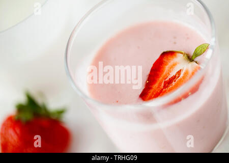 Smoothie aux framboises fraîches bio faits maison avec le kéfir(yaourt, ayran, lassi, produit lacté) de suivre un régime petit déjeuner en verre sur fond blanc close-up Banque D'Images