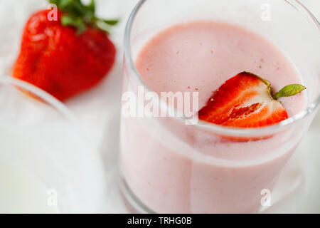 Smoothie aux framboises fraîches bio faits maison avec le kéfir(yaourt, ayran, lassi, produit lacté) de suivre un régime petit déjeuner en verre sur fond blanc close-up Banque D'Images