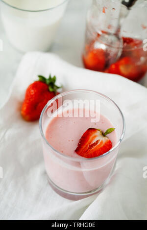 Smoothie aux framboises fraîches bio faits maison avec le kéfir(yaourt, ayran, lassi, produit lacté) de suivre un régime petit déjeuner en verre sur fond blanc Vue de dessus Banque D'Images