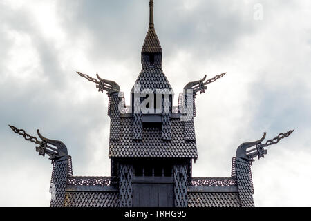 La construction du toit de Fantoft Stave Church avec têtes de dragon en forme de tête de dragon contre ciel dramatique, Fantoftvegen Paradis, Hordaland, ni Banque D'Images