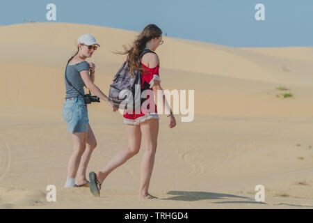 MUI NE, VIETNAM - 25 avril : les touristes non identifiés se détendre et prendre des photos sur avril 25,2019 au désert de dunes de sable blanc à Mui Ne, Vietnam Banque D'Images