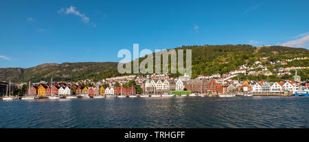 Mer du Nord, derrière les maisons en bois coloré avec attache avant voiliers dans le port de Bryggen, derrière elle plus de maisons de la place de l'hôtel ci-dessus comp Banque D'Images