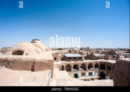 Vue sur Kashan depuis le toit de l'ancien bazar de la ville. Kashan est l'une des plus anciennes villes habitées d'Iran Banque D'Images