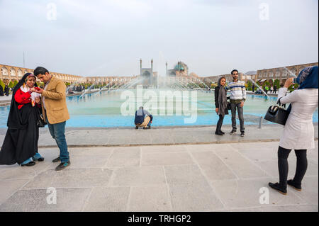 Les touristes ayant leur photo prise à Maydan-e Place Imam, également connu sous le nom de Naqsh-e Jahan Square, à Ispahan, en Iran. C'est un site du patrimoine mondial de l'UNESCO. Banque D'Images