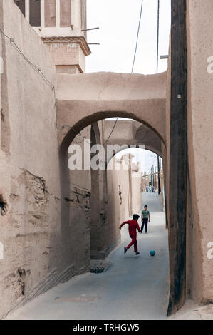 Les enfants jouer au soccer dans une rue de Yazd, Iran. Banque D'Images