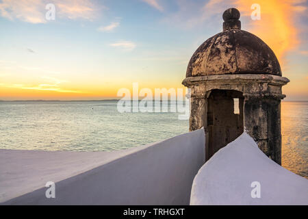 Santo Antônio da Barra Fort et phare Farol da Barra à Salvador, Bahia, Brésil. Banque D'Images