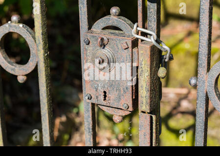 Close up of ancient, serrure rouillée. Partie d'une porte menant à une maison ancienne. Mystères qui nous attendent ? Secret, mystique, vieux, vintage. Banque D'Images
