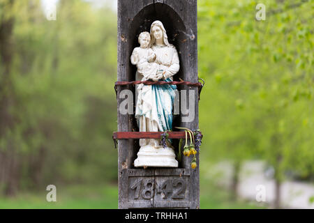 Statue de sainte Vierge Marie (heilige Jungfrau Maria) / Vierge tenant son enfant Jésus dans ses bras. L'inscription en dessous de la statue se lit 1842. Banque D'Images
