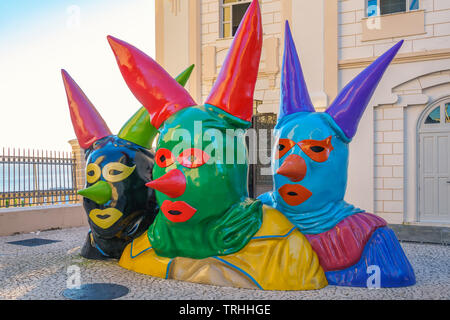 Carnaval masqué figure sculptures en face de la Casa do Carnaval (Carnival) Maison de la vieille ville de Salvador de Bahia au Brésil Banque D'Images