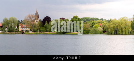 Vue panoramique sur le lac Wessling (Weßlinger See). Le lac fait partie de la soi-disant "Fünf-Seen-Land" et situé dans le centre de Wessling. Banque D'Images