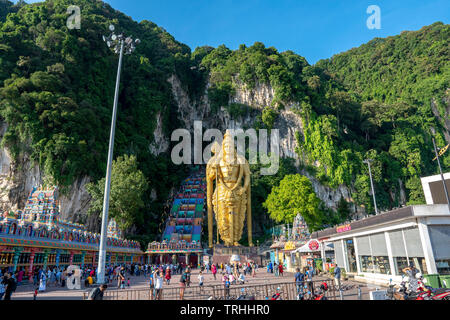 Grottes de Batu, Kuala Lumpur, 1er mai 2019 - Grand angle de visualisation des grottes de Batu escaliers colorés avec Lord Murugan Statue Banque D'Images