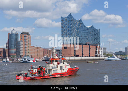 Bateau de pompiers en face d'Elbe Philharmonic Hall, 830. Anniversaire du port, Port, Hambourg, Allemagne Banque D'Images