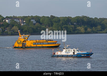 Ferry et bateau de police sur l'Elbe près de Finkenwerder, Hambourg, Allemagne Banque D'Images