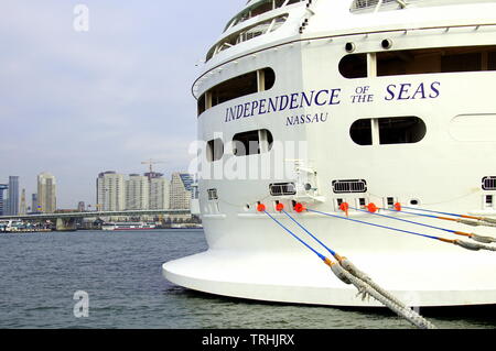 Rotterdam, Pays-Bas - le 21 octobre 2018 : l'arrière MS Indépendance de la mer, un navire de croisière de classe la liberté, dans le port de Rotterdam. Banque D'Images