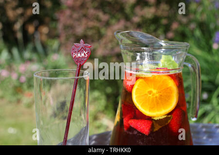 Pichet de limonade en extérieur et Pimms sunshine avec verre vide Banque D'Images