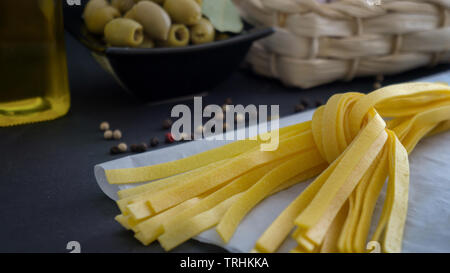 Pâtes fraîches faites maison d'olives et huile d'olives ingrédients de cuisine Banque D'Images