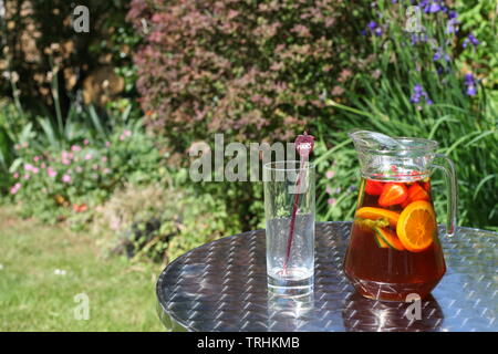 Pichet de limonade en extérieur et Pimms sunshine avec verre vide Banque D'Images