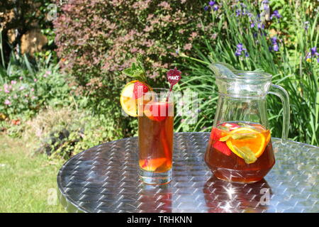 Pichet de Pimms et limonade dehors au soleil avec plein verre avec espace de copie Banque D'Images