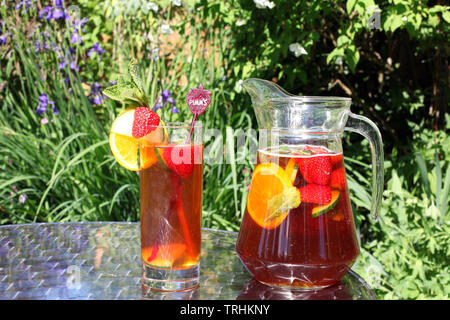 Pichet de limonade en extérieur et Pimms sunshine avec plein verre Banque D'Images