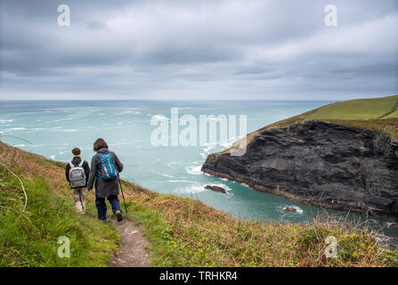 Mère et fils à marcher le long de la South West Coast Path près de Boscastle en Cornouailles du nord, Angleterre, RU Banque D'Images