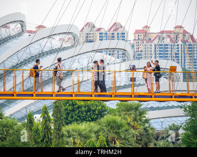 Les touristes sur l'OCBC passerelle surélevée à Skyway Gardens by the Bay à Singapour. Banque D'Images
