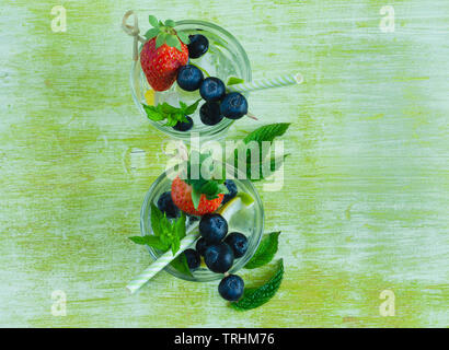Le Mojito avec des fruits. Vue d'en haut Banque D'Images