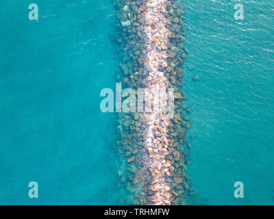 Vue aérienne de haut en bas sur le récif artificiel à proximité du rivage dans la mer Méditerranée Banque D'Images