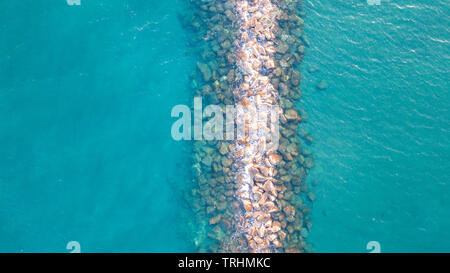 Vue aérienne de haut en bas sur le récif artificiel à proximité du rivage dans la mer Méditerranée Banque D'Images