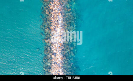 Vue aérienne de haut en bas sur le récif artificiel à proximité du rivage dans la mer Méditerranée Banque D'Images